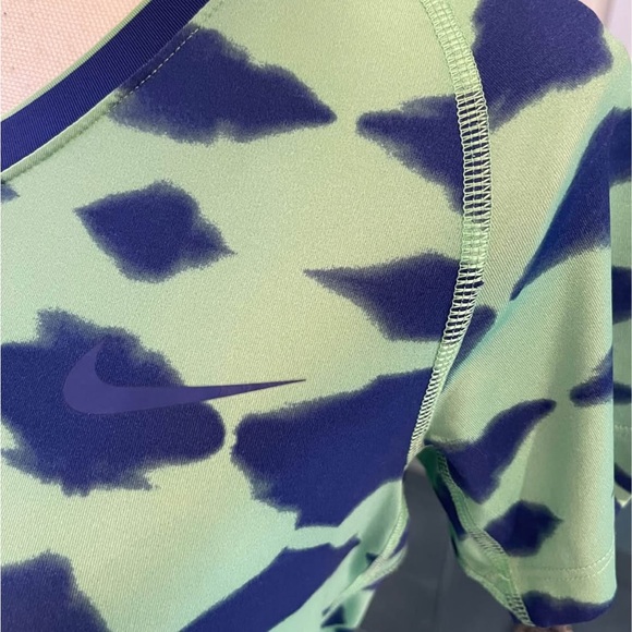 Nike Pro V-Neck Short Sleeve Tee/Tunic Tie-Dye Top in Seafoam Green Navy Women M - Picture 9 of 10